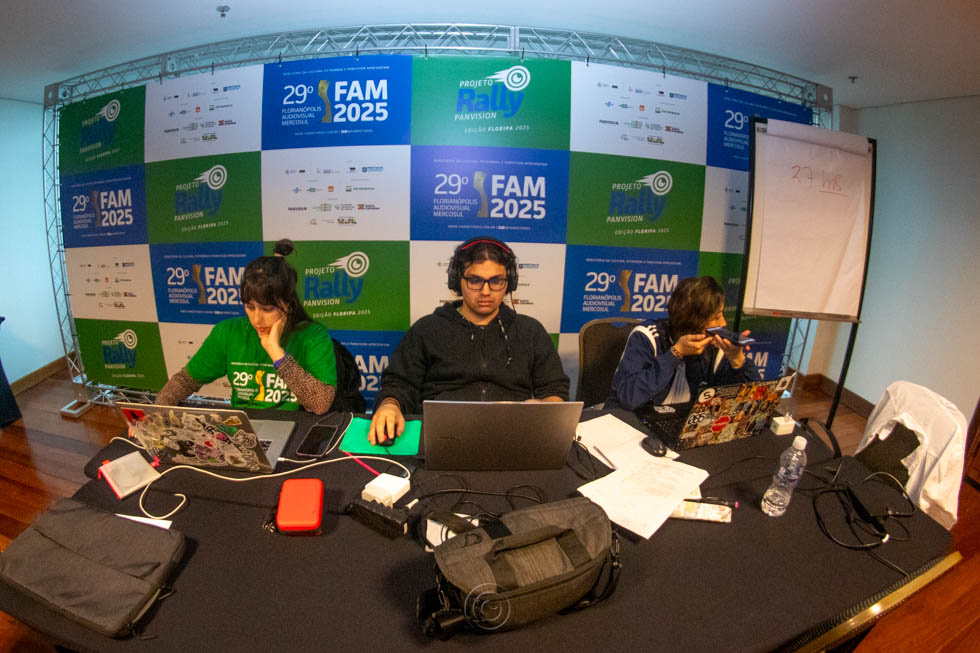 Equipes do Projeto Rally Panvision na montagem dos curtas, FAM 2025