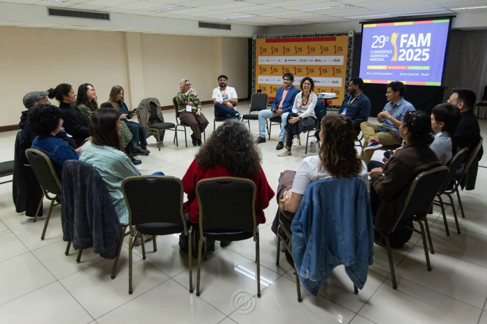 Roda de encontro com os realizadores selecionados para o FAM 2025, conduzida por Marilha Naccari